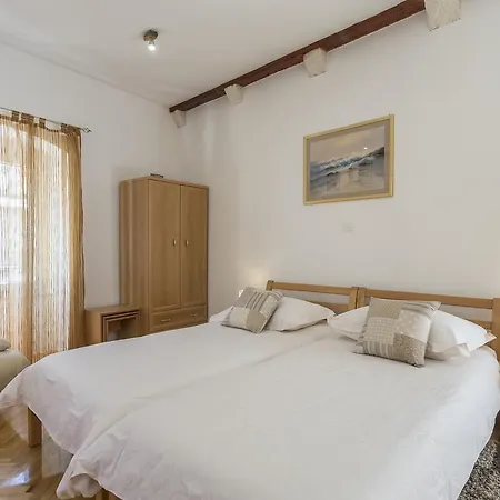Carrara Apartment *