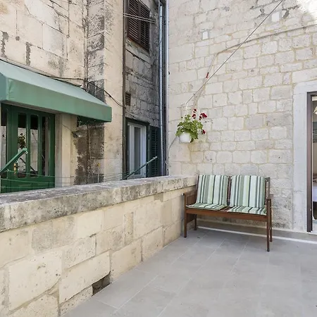 Carrara Apartment